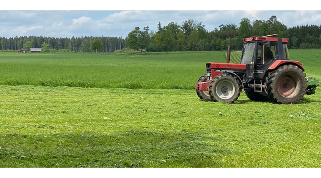 roter Traktor in voller Fahrt