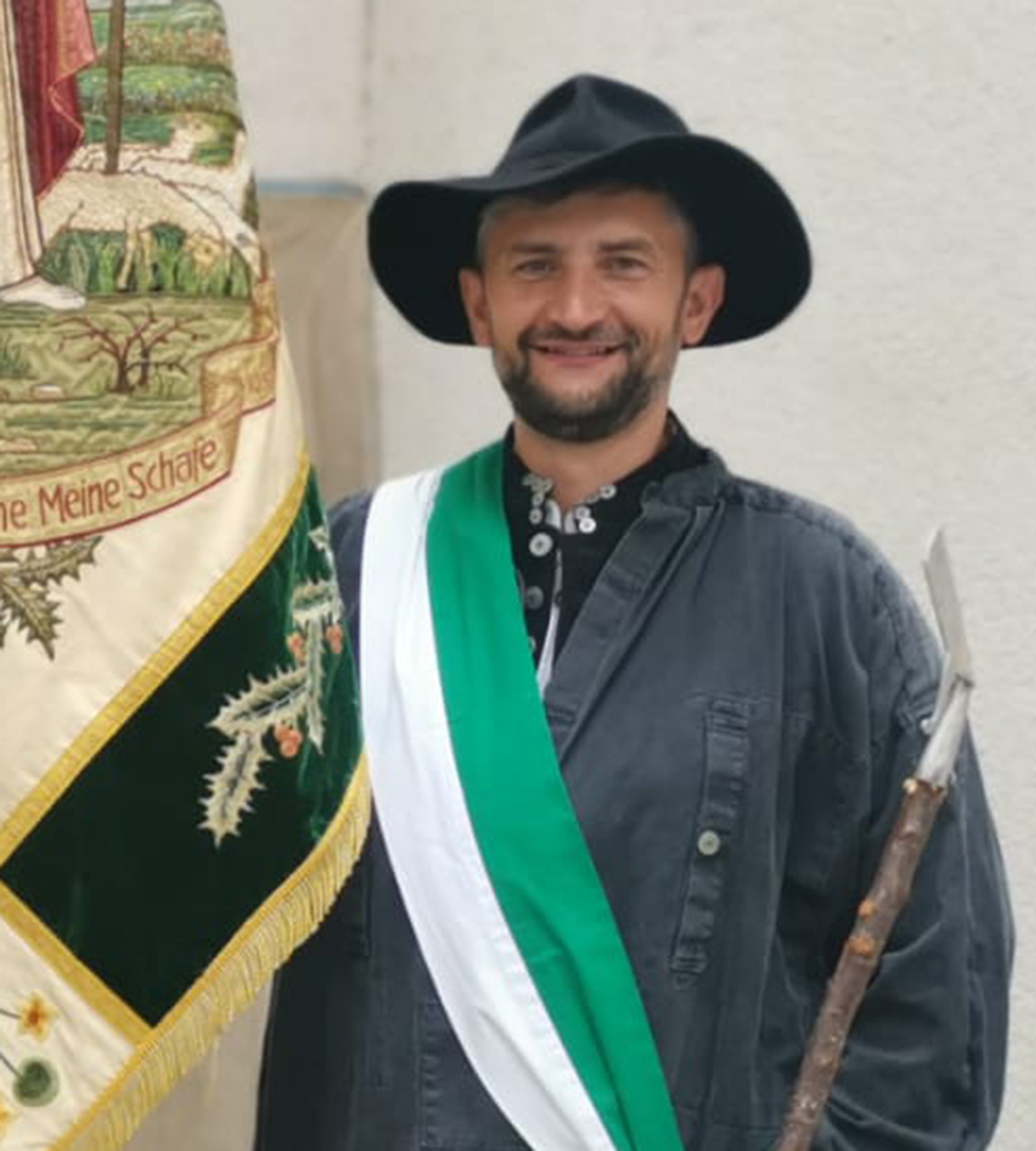 Zwei stolze Schafe sehen in die Kamera.