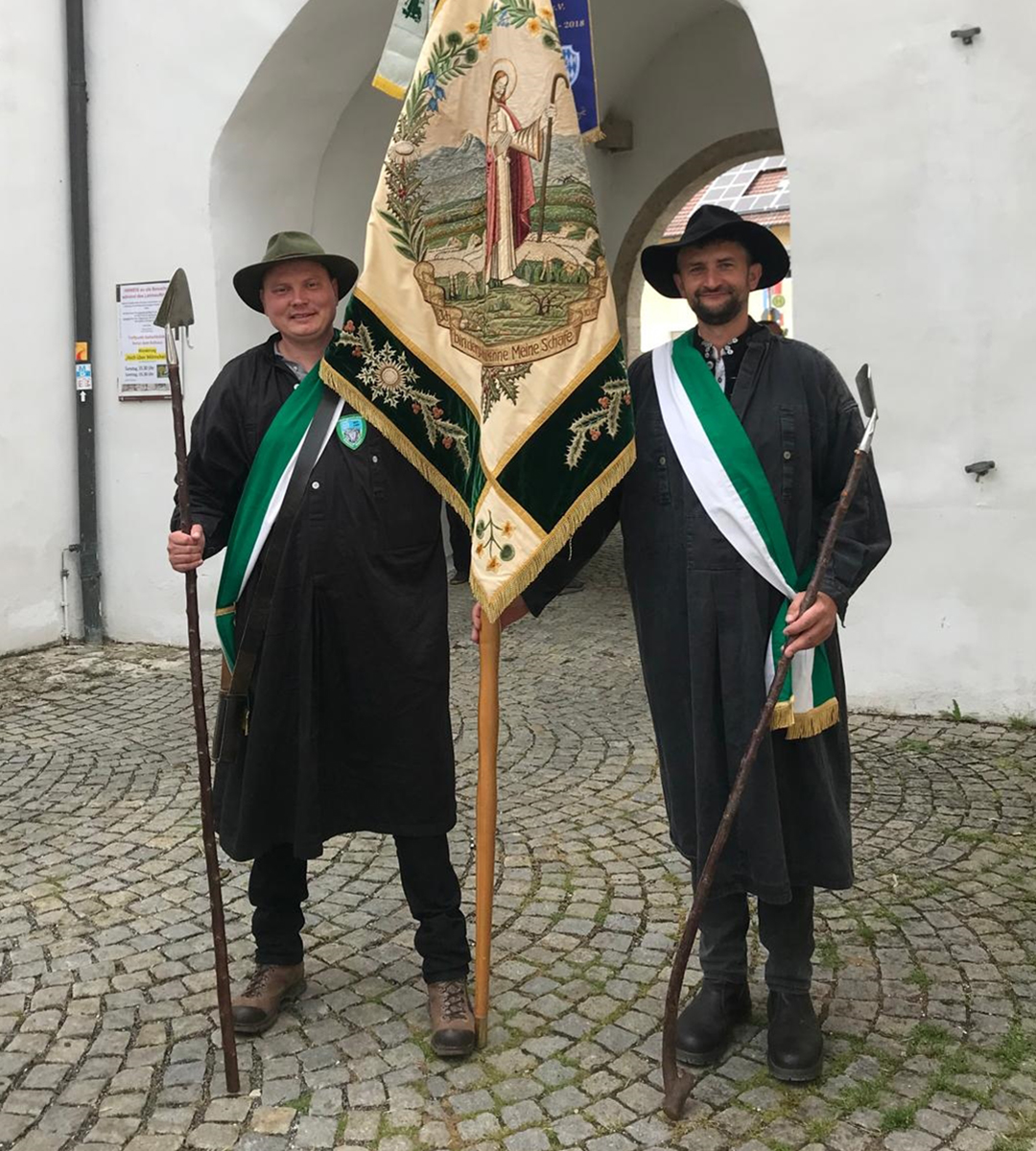 Der Hirte füttert seine Lieblingskuh